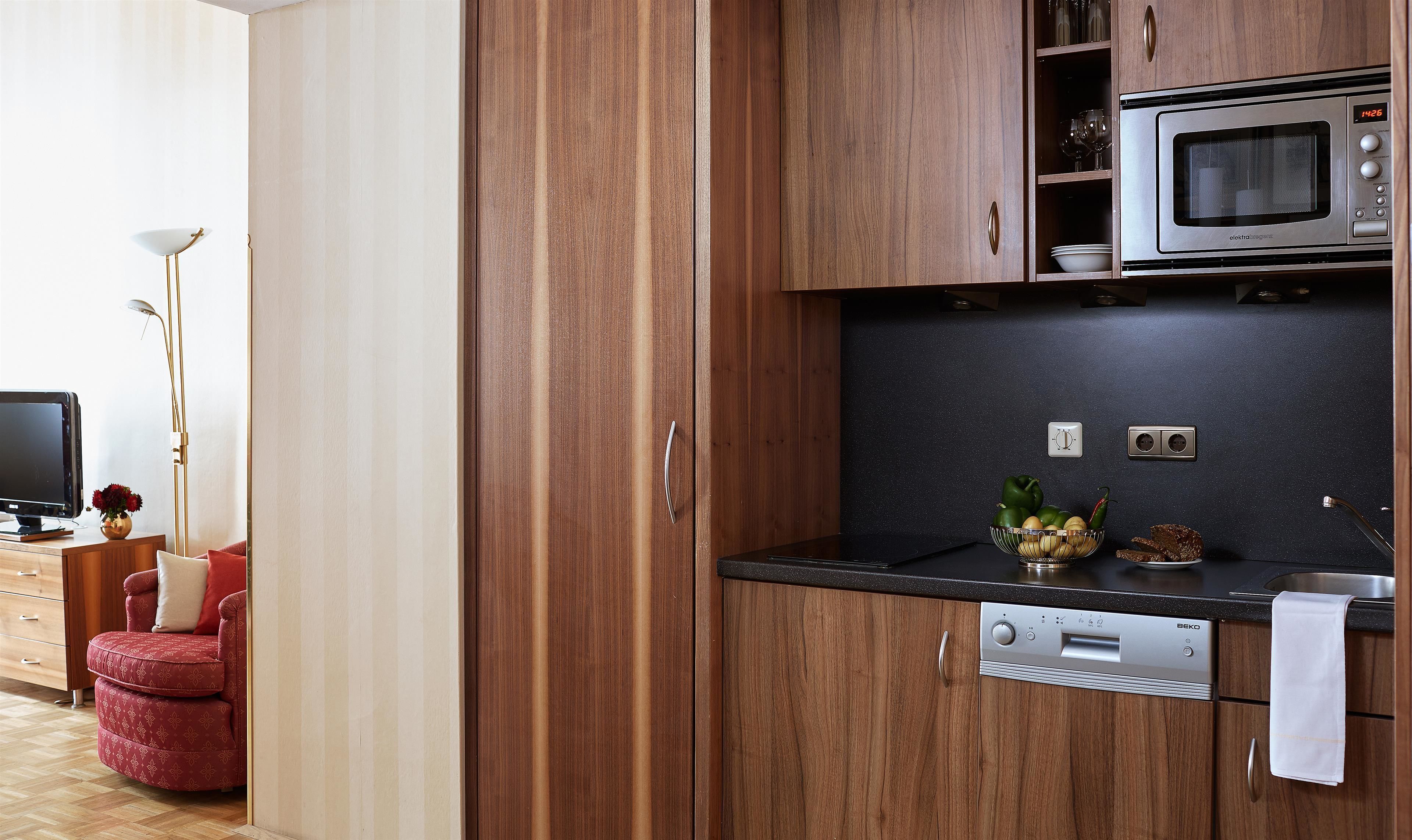 executive suite | hypo-allergenic bedding, down duvets, free minibar, in-room safe