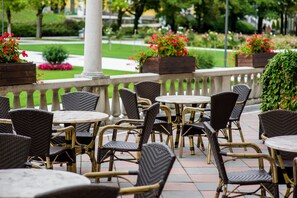 Lobby lounge, garden views, open daily