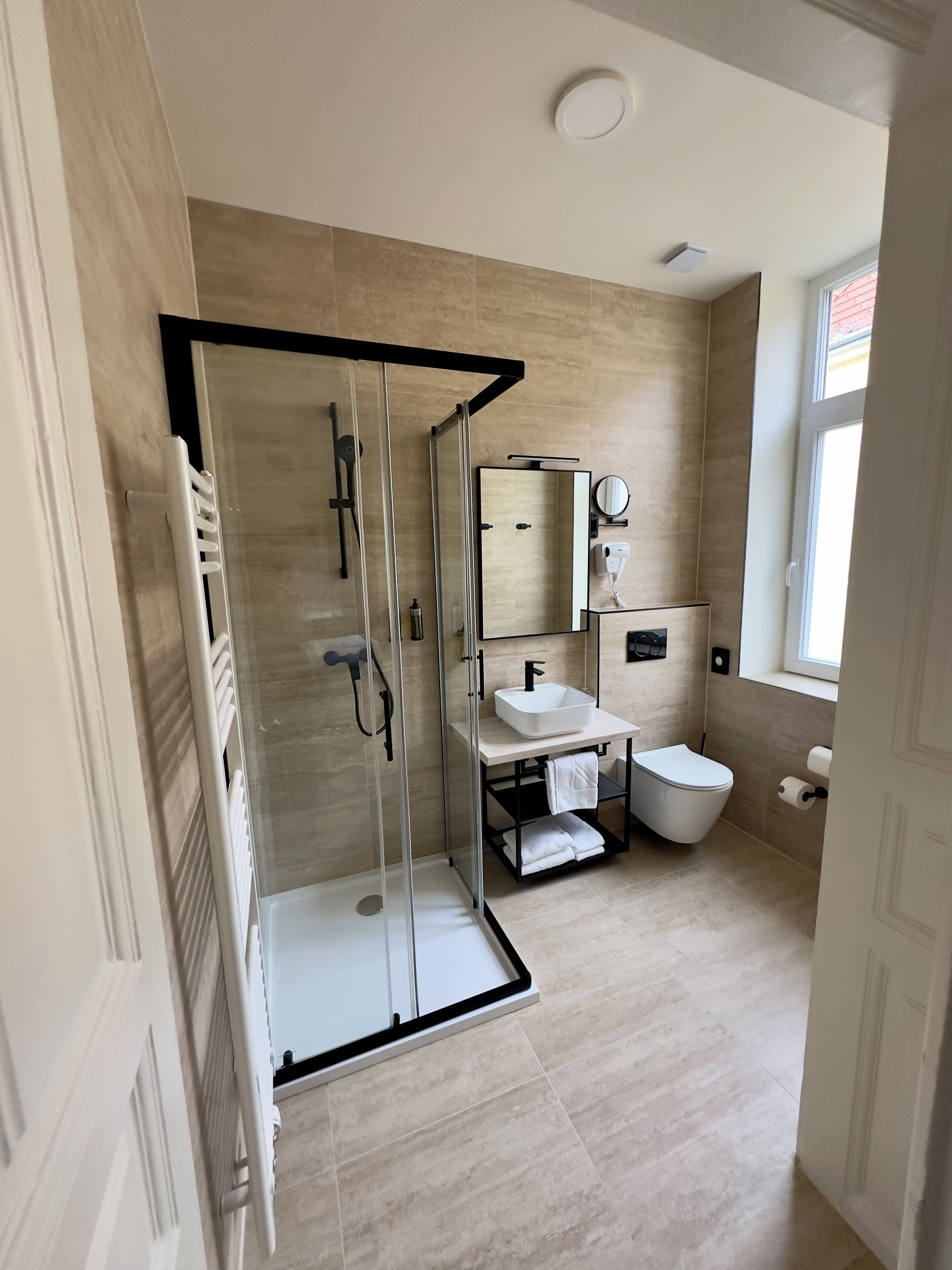 Quarto casal conforto | Banheiro | Chuveiro, secador de cabelo, chinelos, toalhas de banho