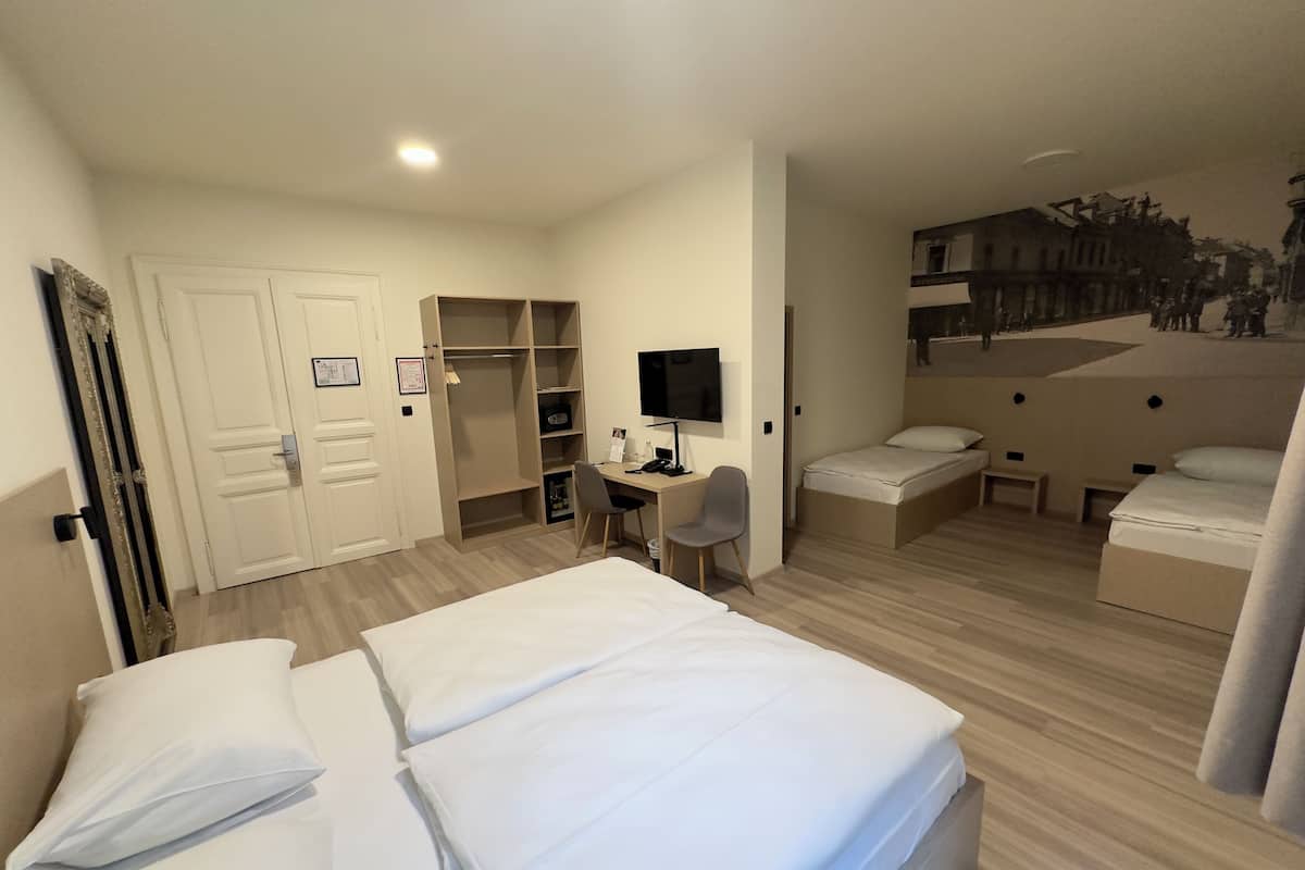 Suite Familiale | Minibar, coffres-forts dans les chambres, bureau, Wi-Fi gratuit