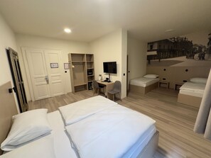 Suite familiar | Minibar, caja fuerte, escritorio y wifi gratis