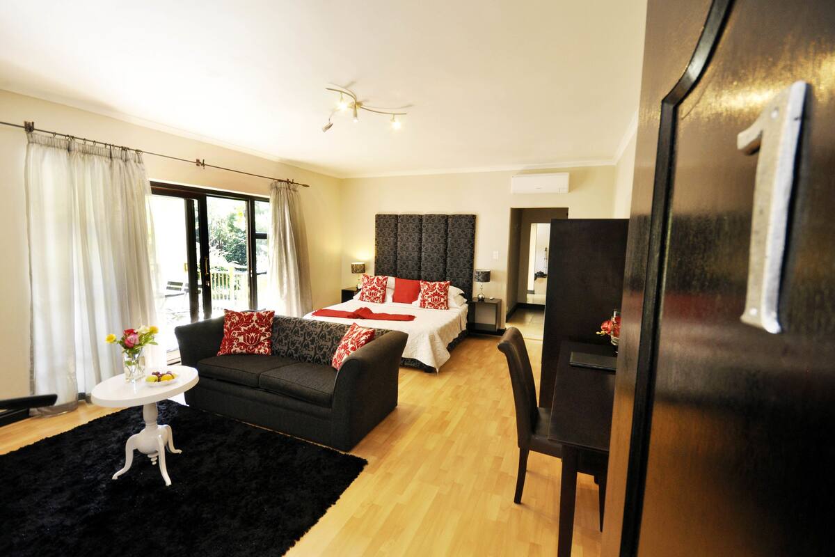 Suite – executive, 1 soverom | Minibar, safe på rommet, lydisolert og strykejern/-brett