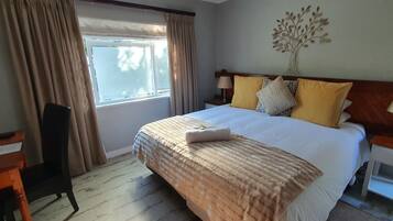 Standard Double or Twin Room, 1 Bedroom | Peralatan tempat tidur premium, bar mini, peti besi dalam bilik, meja