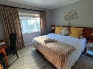 Kahden hengen standard-huone (yksi tai kaksi sänkyä), 1 makuuhuone | Ylelliset vuodevaatteet, minibaari, tallelokero huoneessa, työpöytä