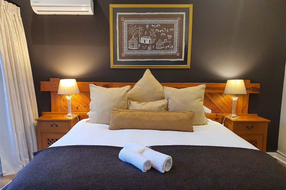 Superior kamer, 1 twee- of 2 eenpersoonsbedden, en-suite badkamer | 1 slaapkamer, luxe beddengoed, een minibar, een kluis op de kamer