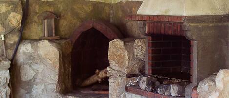 Una chimenea de piedra con un arco de ladrillo.