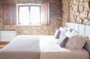 Apartment, 1 Bedroom (Casa de Campo T1 Superior) | Individually decorated, blackout drapes, free WiFi, bed sheets