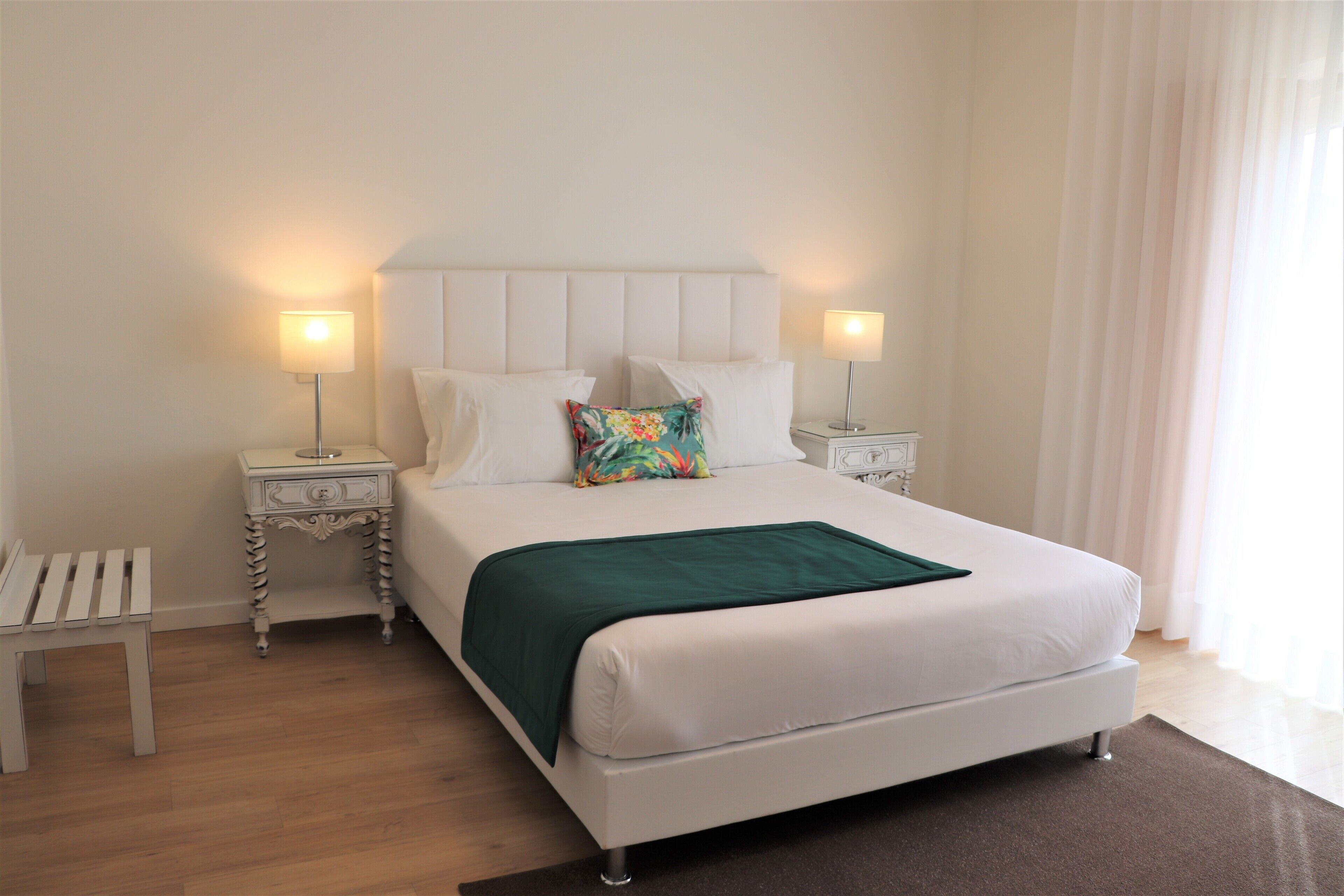 Decoración personalizada, cortinas blackout, wifi gratis y ropa de cama 