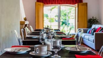 Desayuno continental diario (EUR 12 por persona)