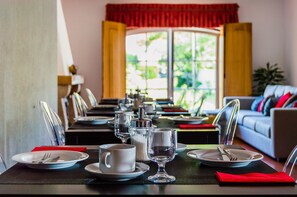 Café da manhã continental todos os dias (EUR 12 por pessoa) 