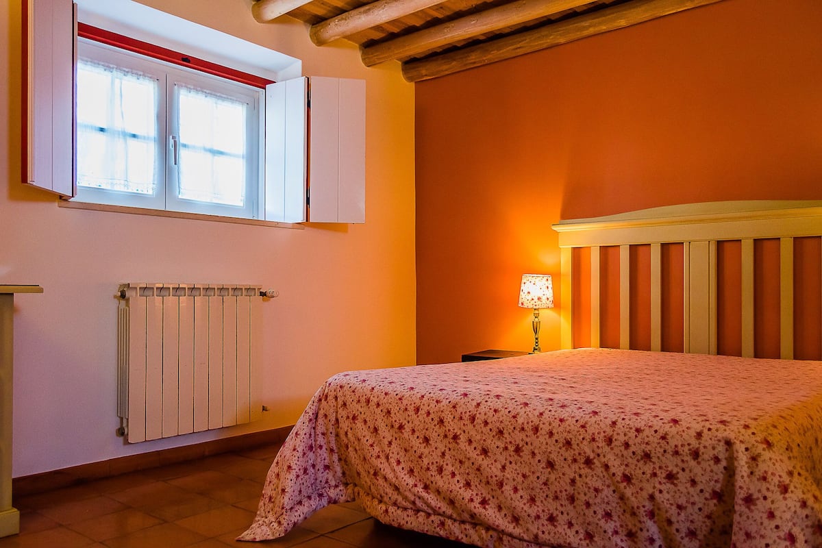 Cortinas blackout, wifi gratis, decoración personalizada y ropa de cama 