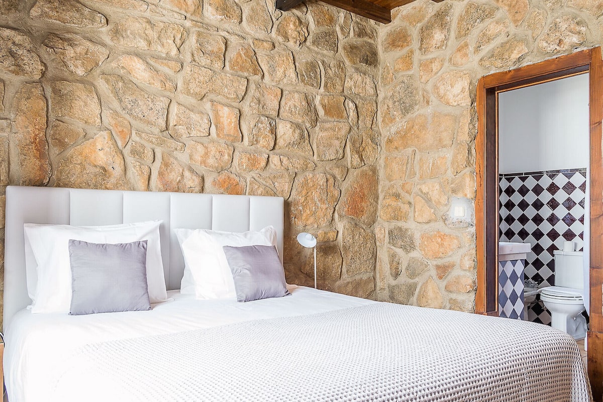 Cortinas blackout, wifi gratis, decoración personalizada y ropa de cama 