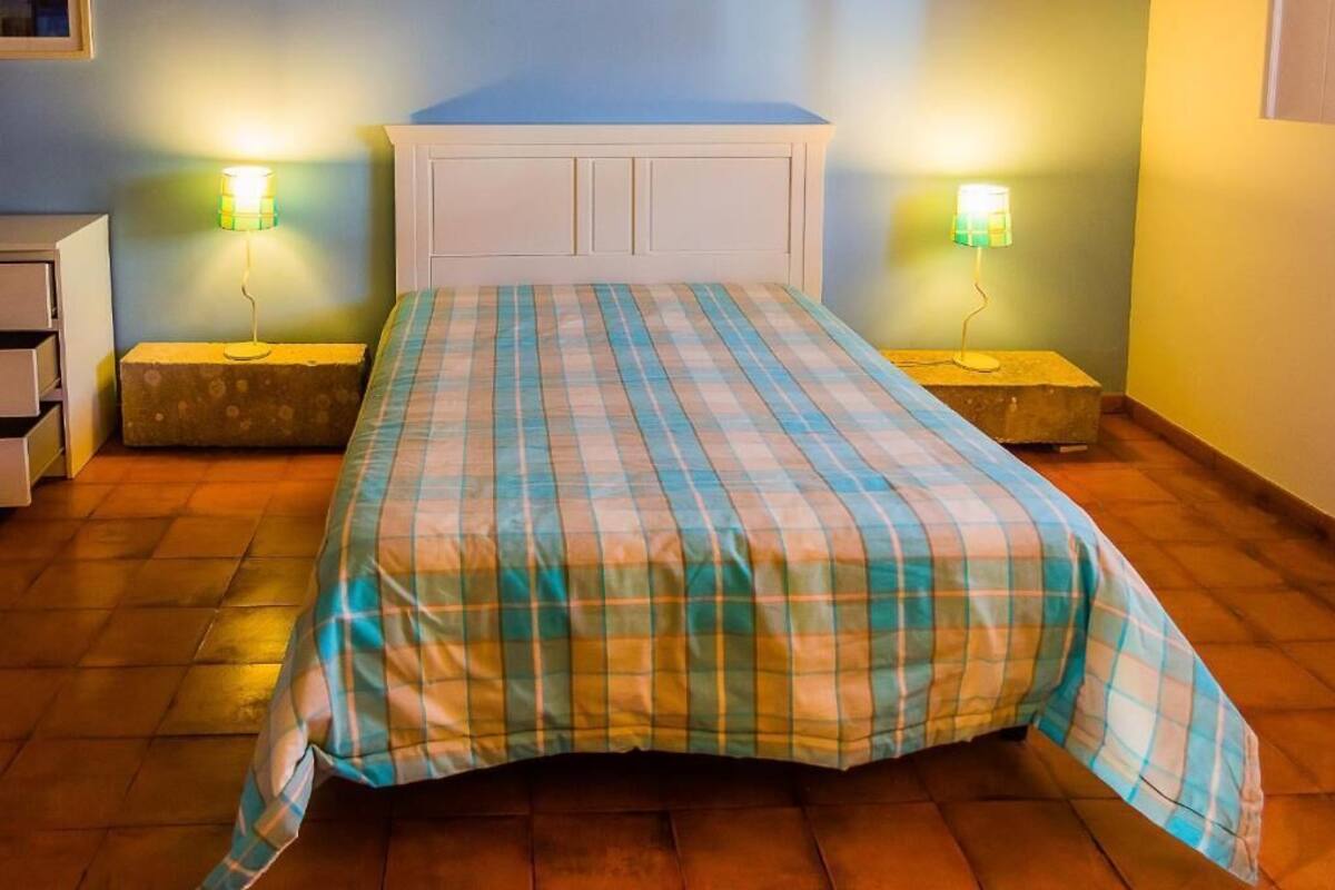 Cortinas blackout, wifi gratis, decoración personalizada y ropa de cama 