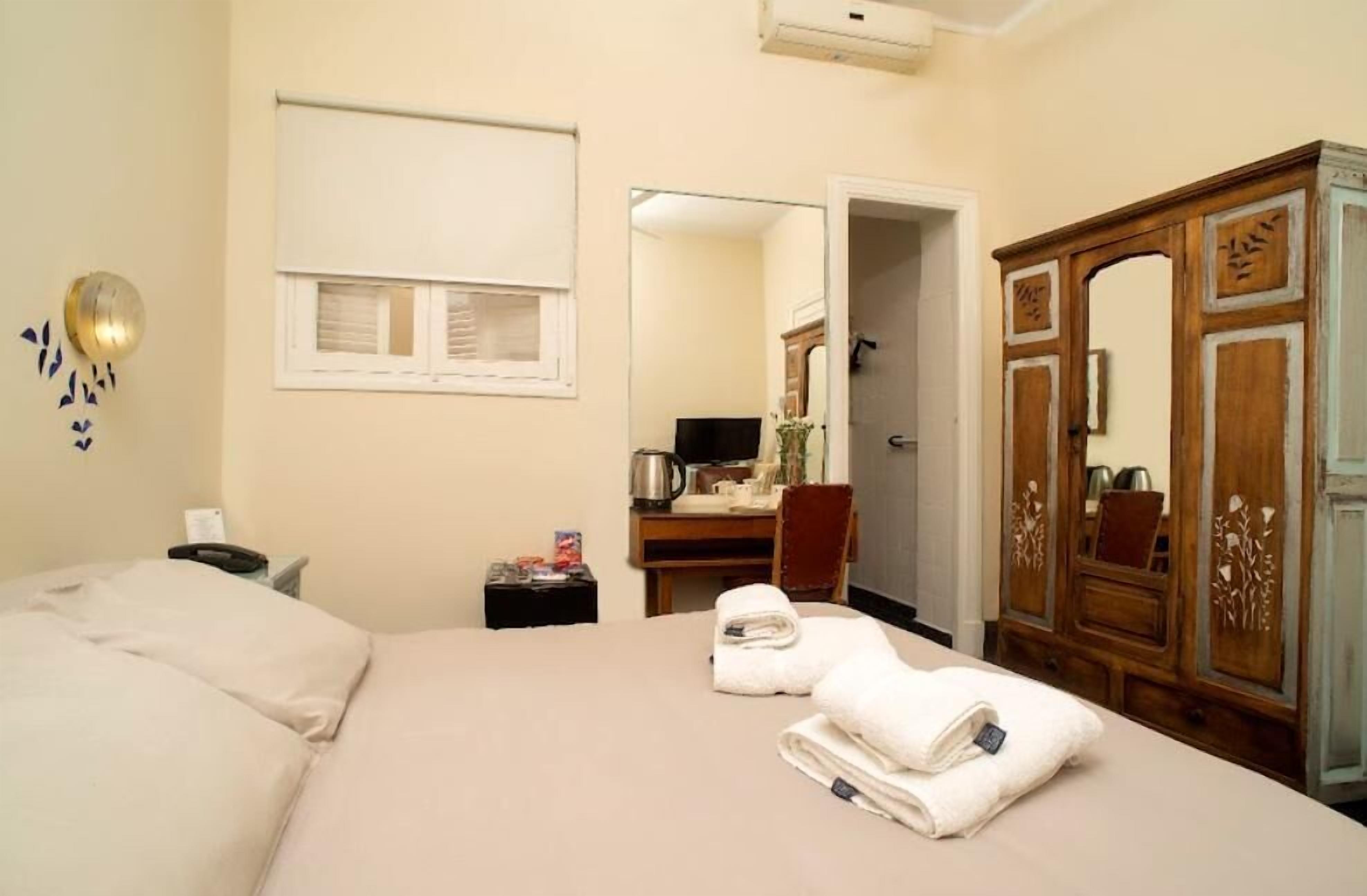 Ropa de cama de alta calidad y caja de seguridad en la habitación 