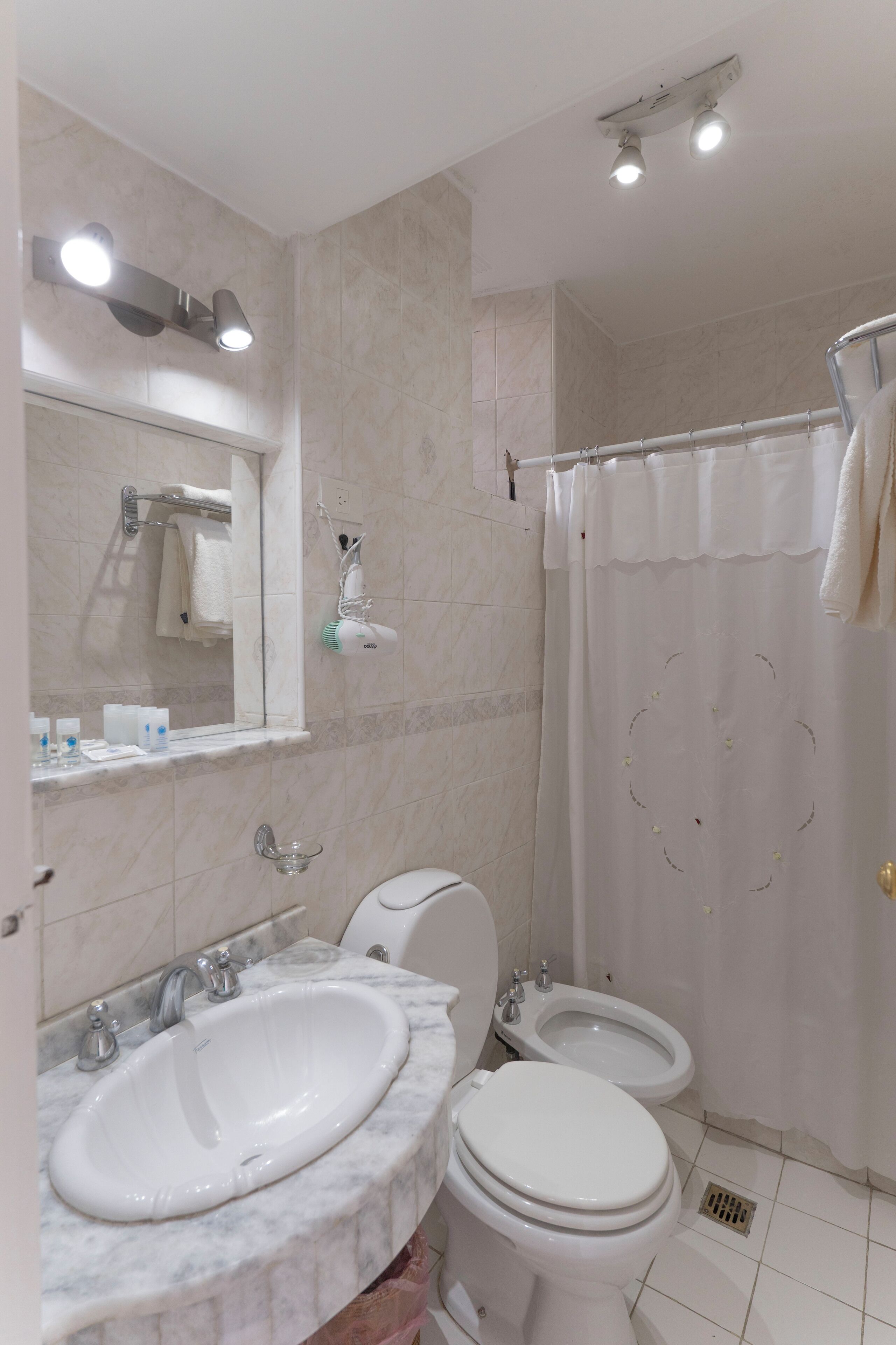 standard double room | bathroom | free toiletries, hair dryer, bidet, towels
