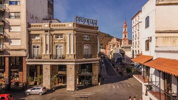 Un edificio de estilo colonial con un letrero que dice