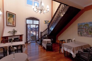 含每日吃到飽早餐