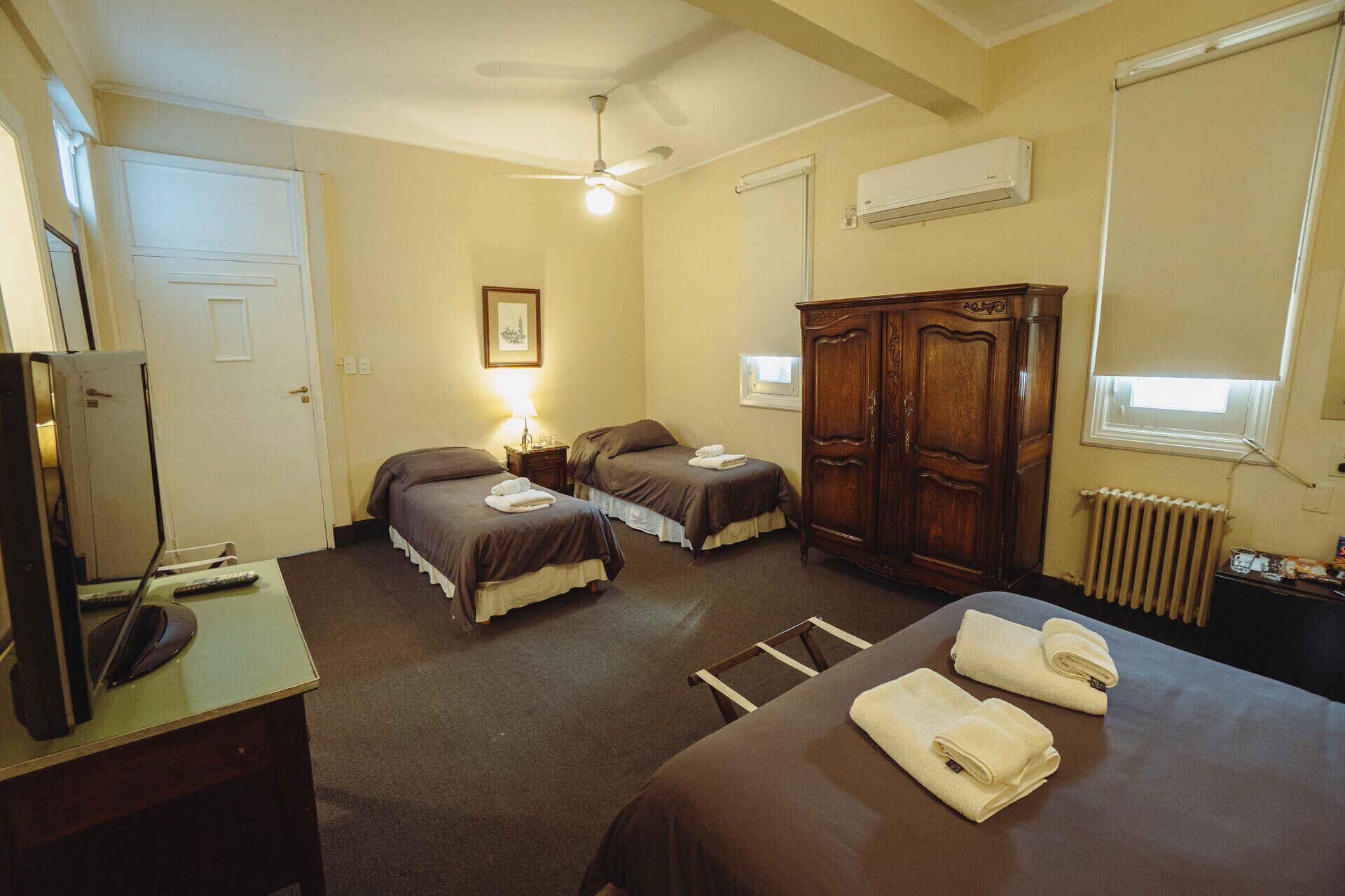 Ropa de cama de alta calidad y caja de seguridad en la habitación 