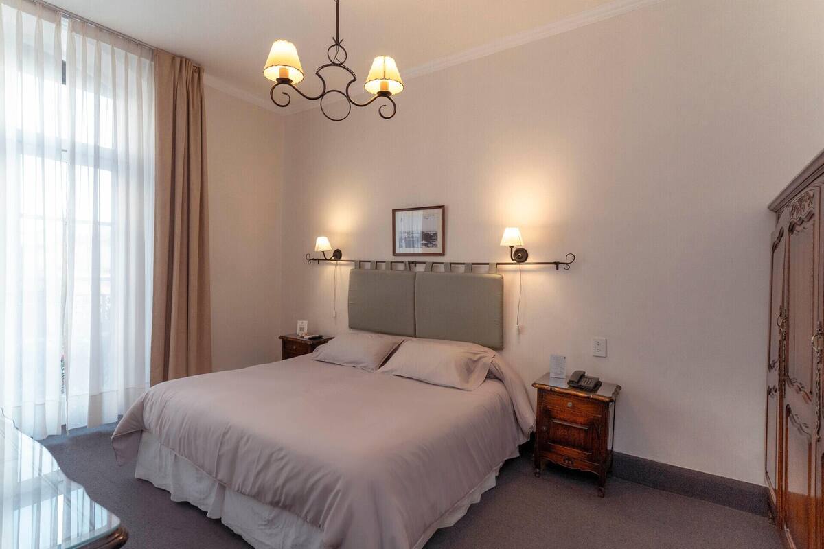 Ropa de cama de alta calidad y caja de seguridad en la habitación