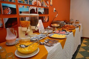 Free daily buffet breakfast - Hotel Colonial Salta (Salta)