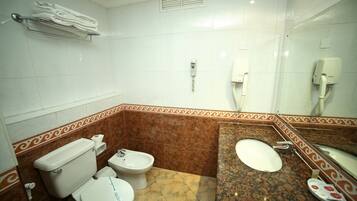 Quarto casal | Banheiro | Banheira e chuveiro separados, toalhas de banho