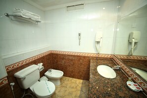 Double Room | Bathroom - Awal Hotel (Manama)