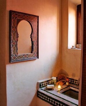 Chambre Double | Lavabo de la salle de bain