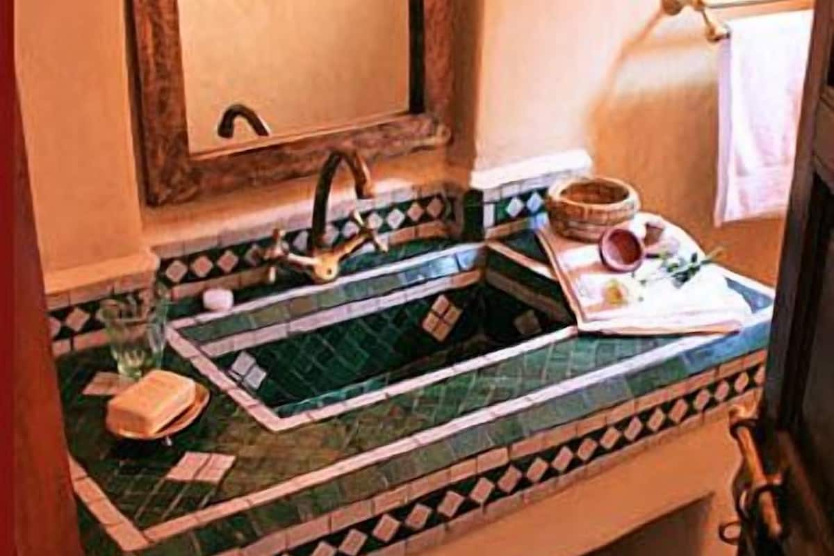 Bathroom sink