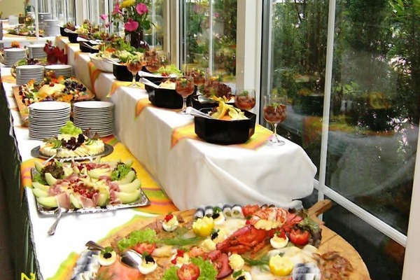 2 restaurants; breakfast and dinner served