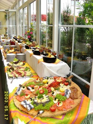 2 restaurants, breakfast served