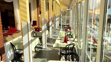 2 restauranter; serverer morgenmad