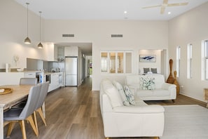 Pillow-top beds, soundproofing, iron/ironing board, free WiFi - Rainbow Ocean Palms Resort (Rainbow Beach)