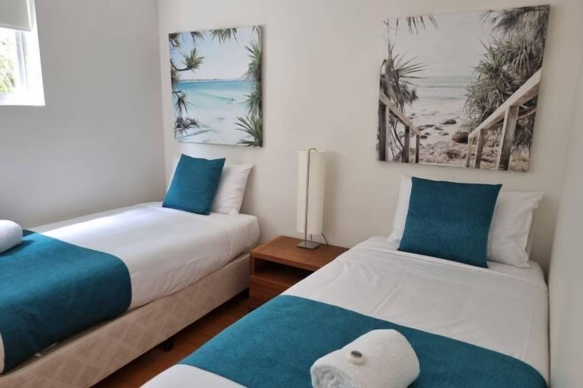 Camas con pillow-top, insonorización y tabla de planchar con plancha
