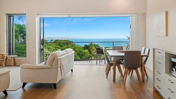 أسرّة بطبقة علوية مريحة وتجهيزات عازلة للصوت ومكواة/لوح كي