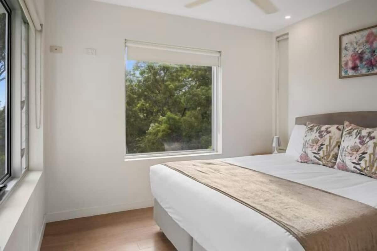 Camas con pillow-top, insonorización y tabla de planchar con plancha