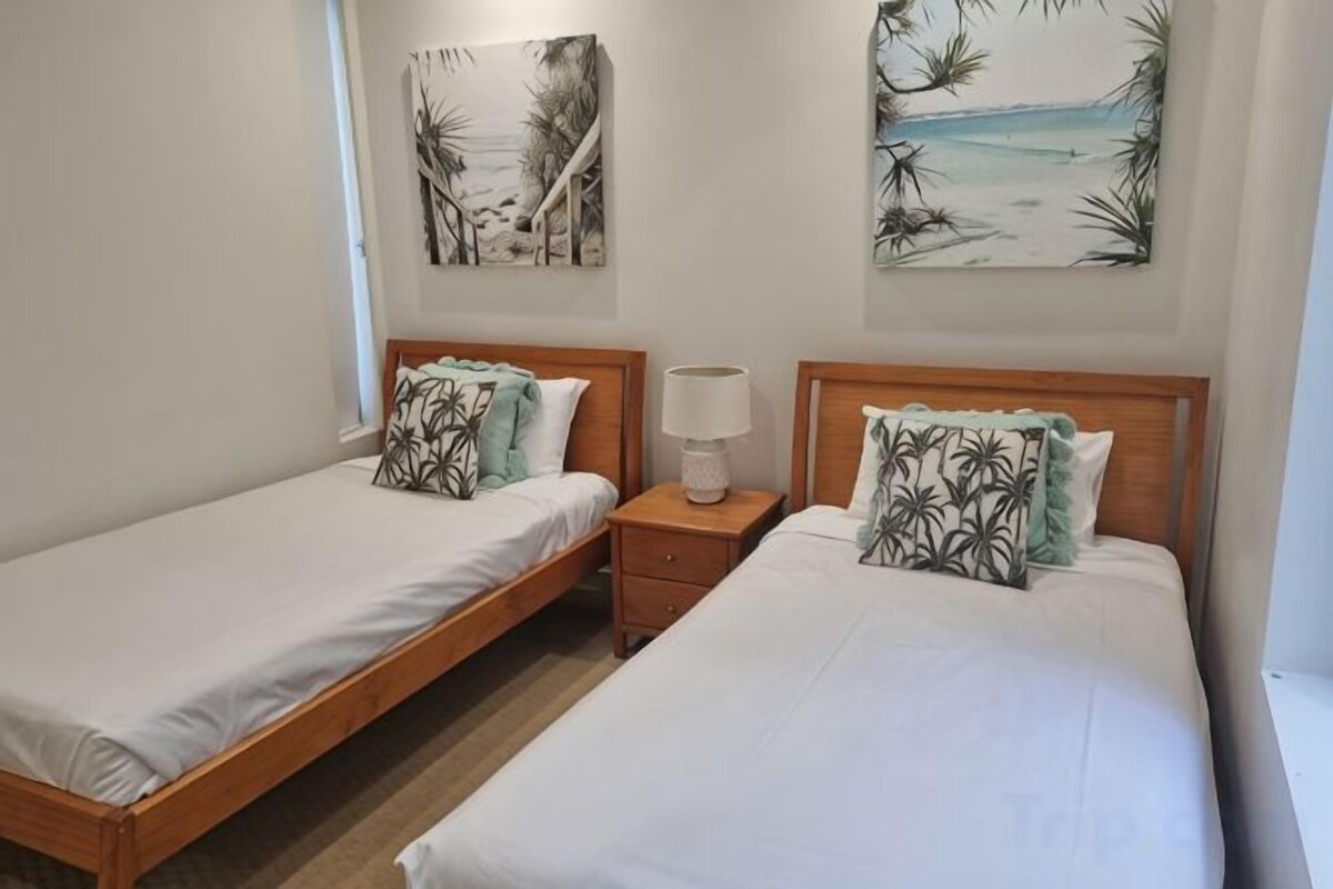 Camas con pillow-top, insonorización y tabla de planchar con plancha 