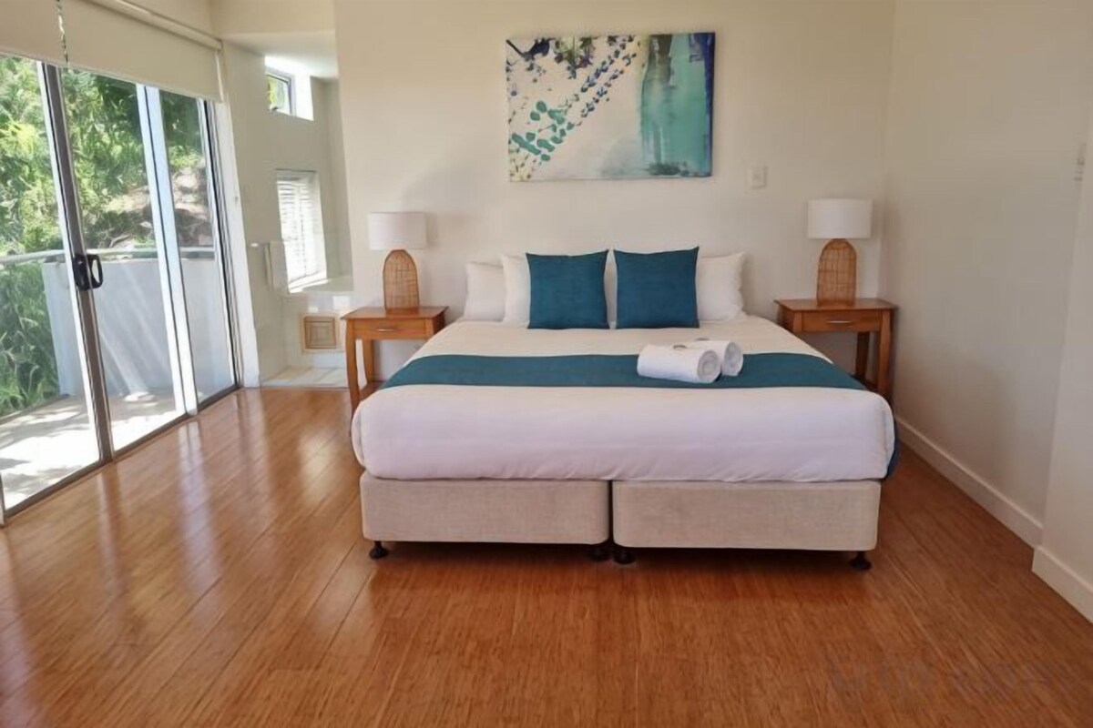 Camas con pillow-top, insonorización y tabla de planchar con plancha 