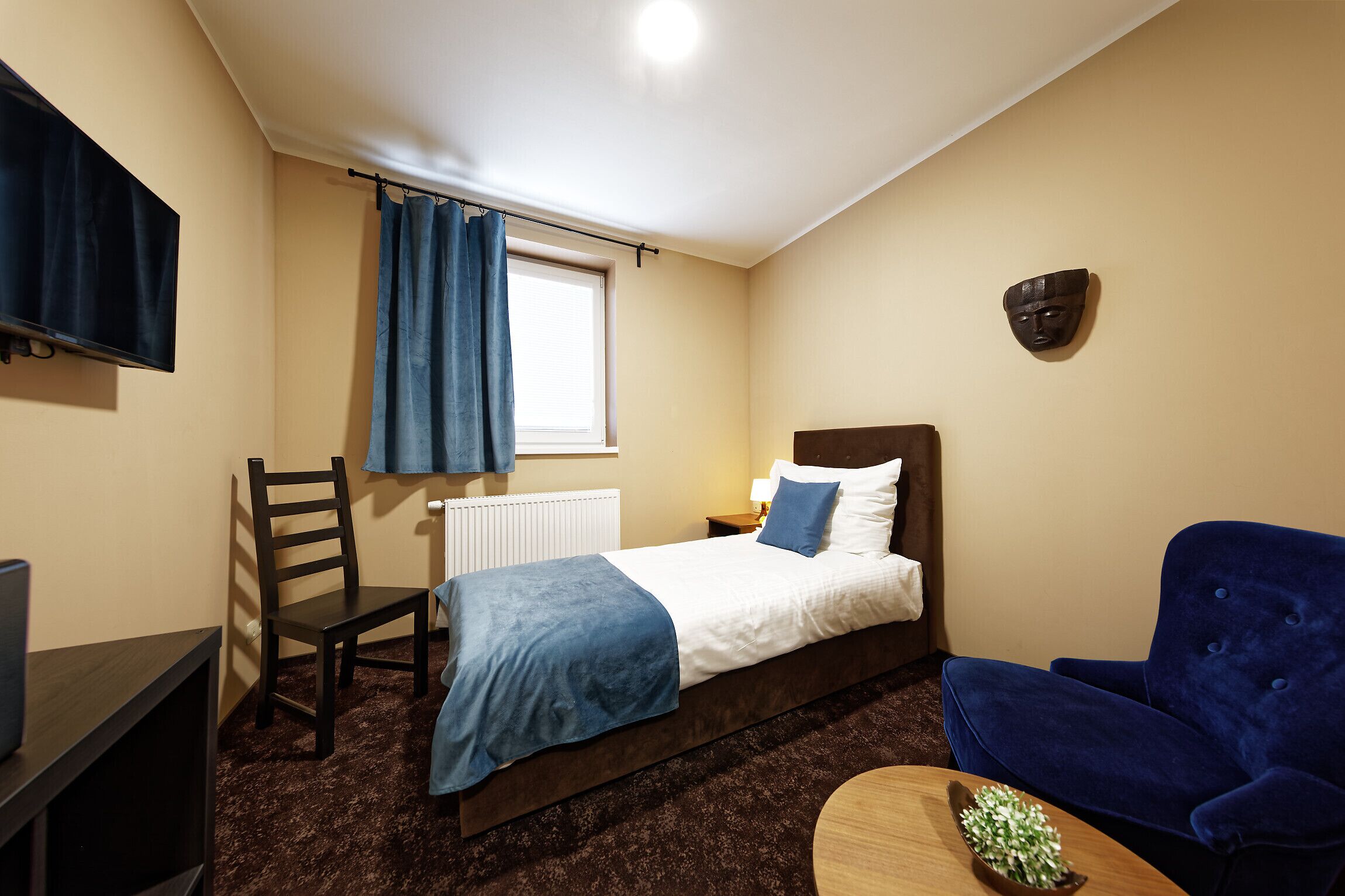 deluxe single room, 1 single bed, non smoking | 2 bedrooms, select comfort beds, in-room safe, desk