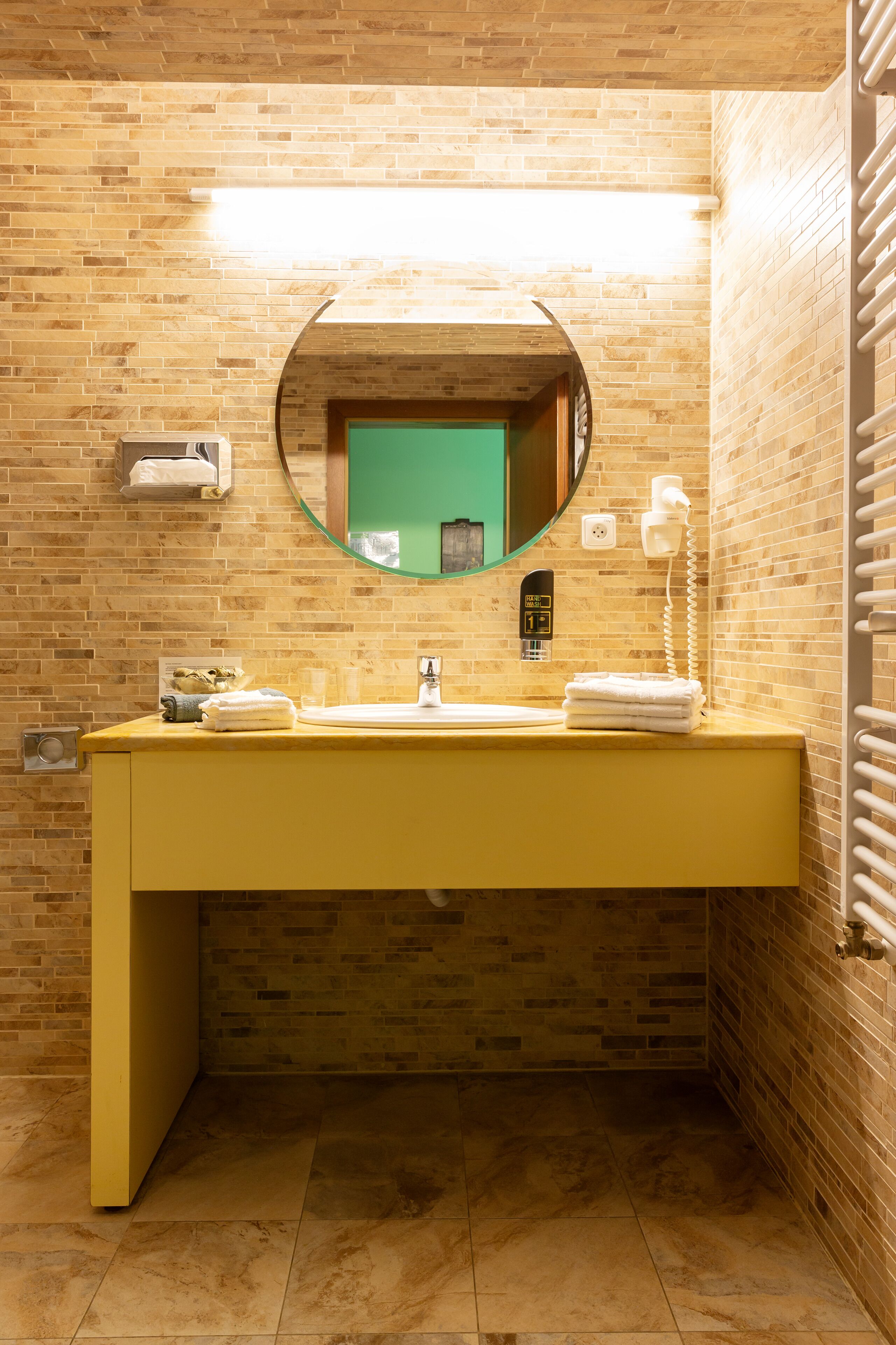 Photo - Max Inn Hotel