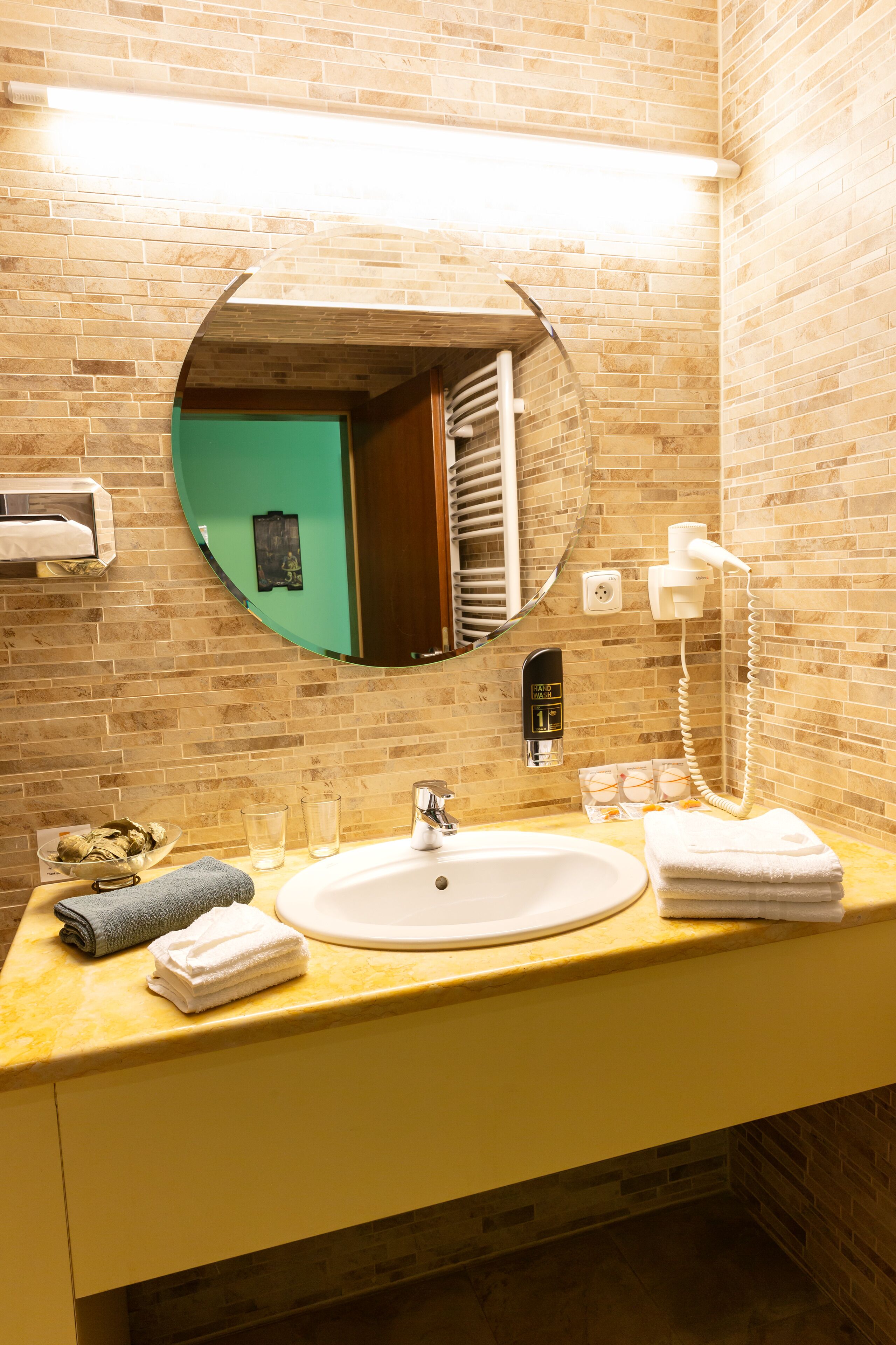 Photo - Max Inn Hotel