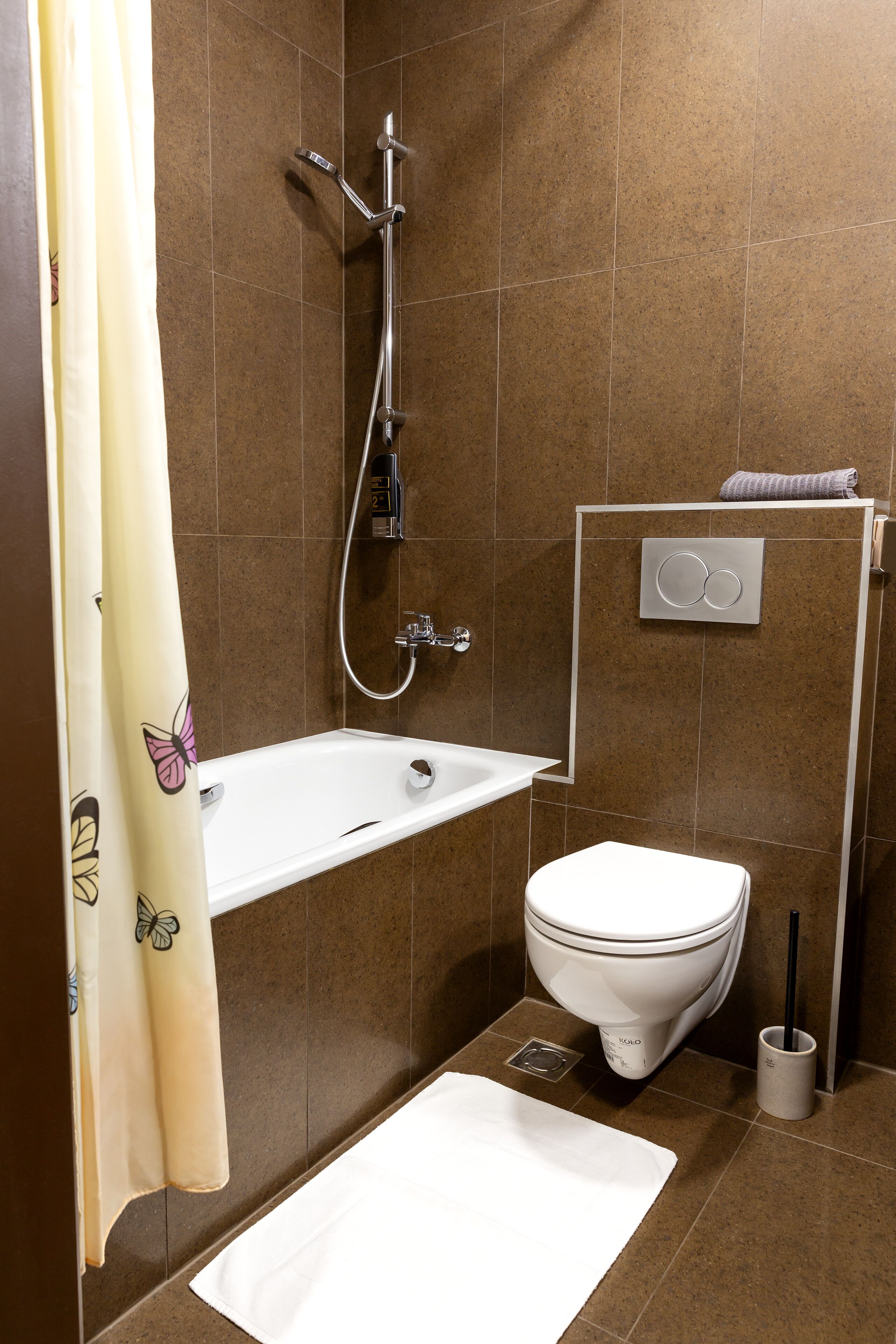 Un baño moderno con ducha, inodoro y lavabo.