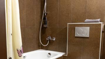 Un baño moderno con ducha, inodoro y lavabo.