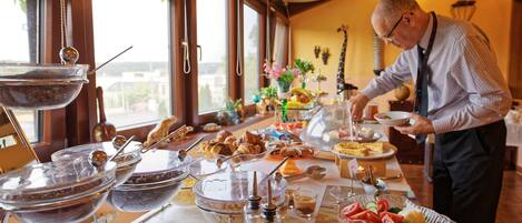 Desayuno buffet diario (EUR 9.9 por persona)