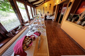 Desayuno buffet diario (EUR 9.9 por persona)