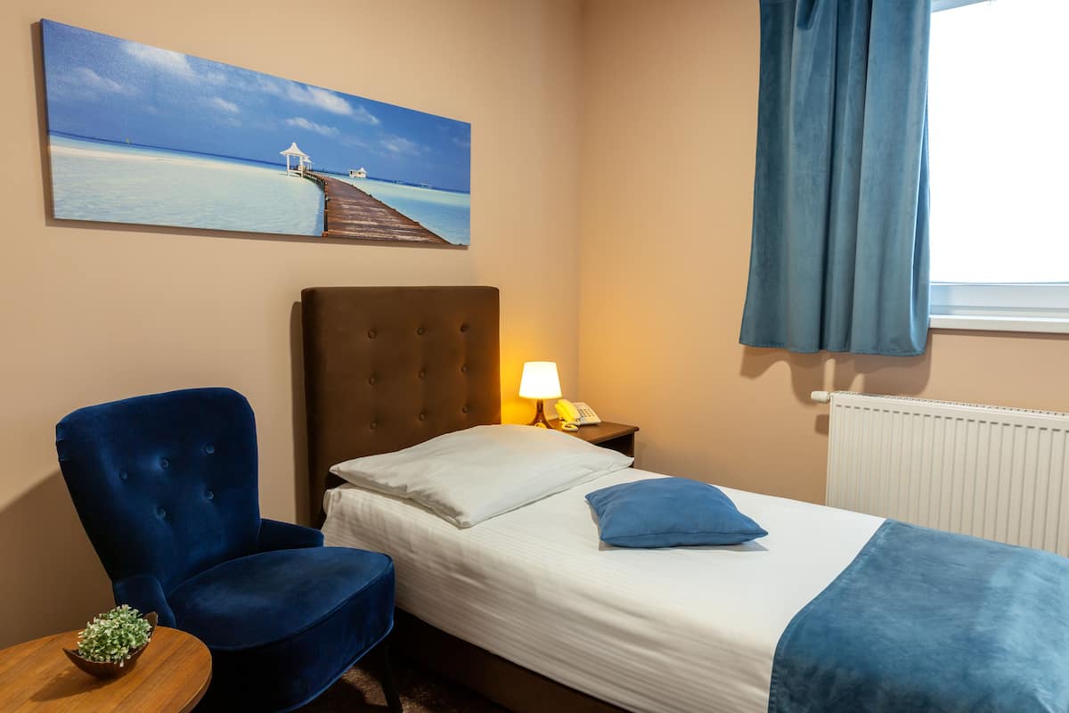 deluxe single room, 1 single bed, non smoking | 2 bedrooms, select comfort beds, in-room safe, desk