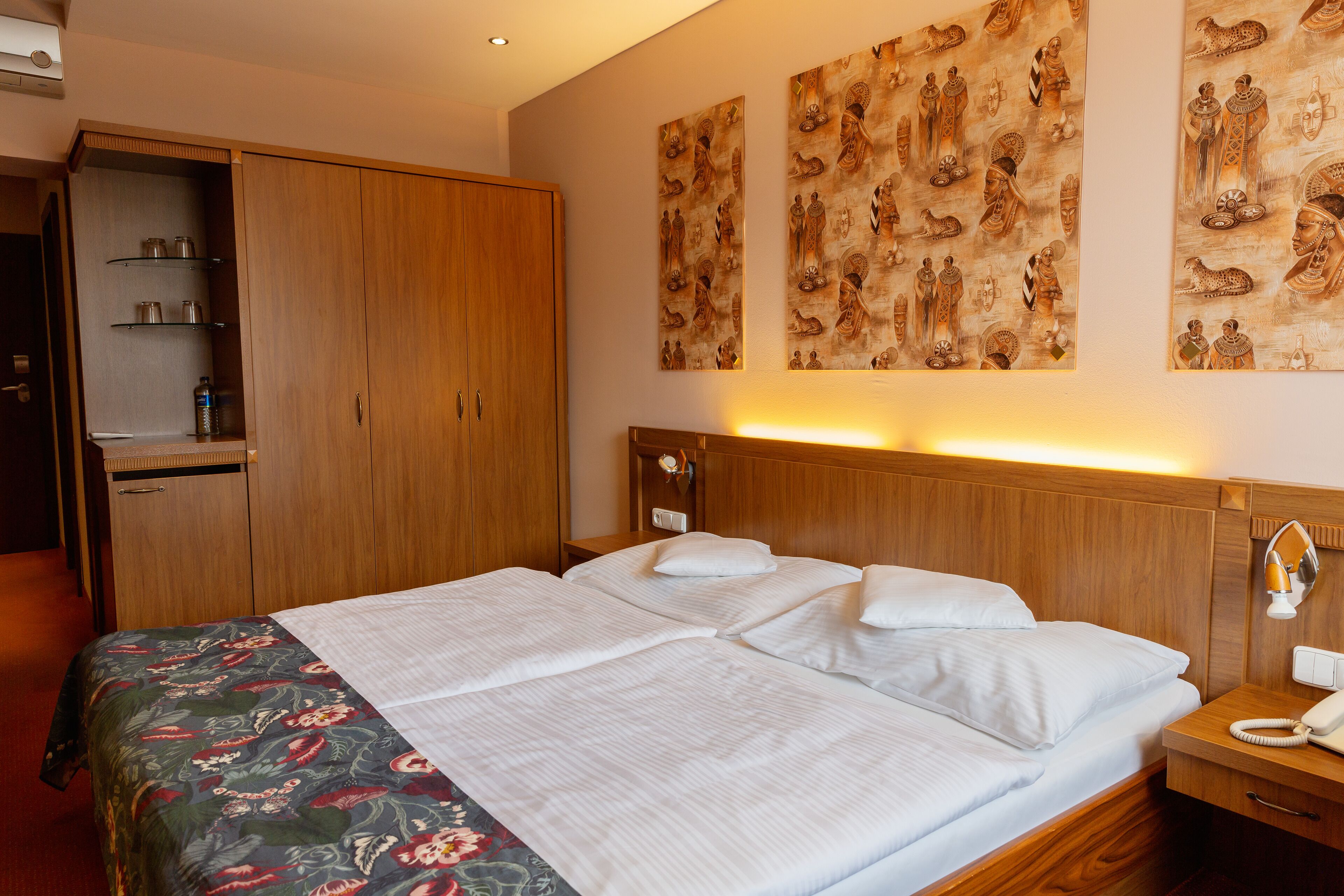comfort double room, 1 king bed, non smoking | 2 bedrooms, select comfort beds, in-room safe, desk