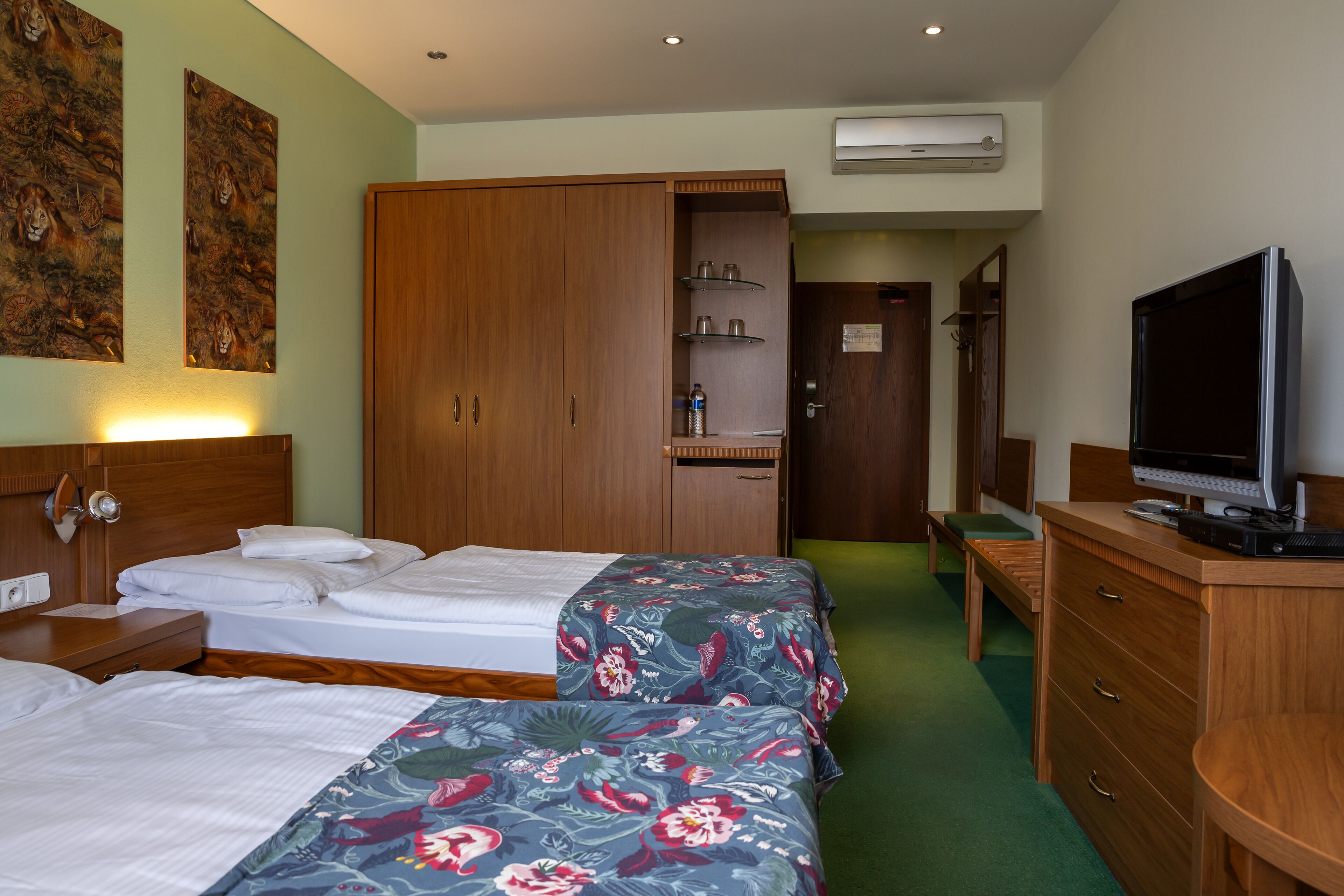 Photo - Max Inn Hotel