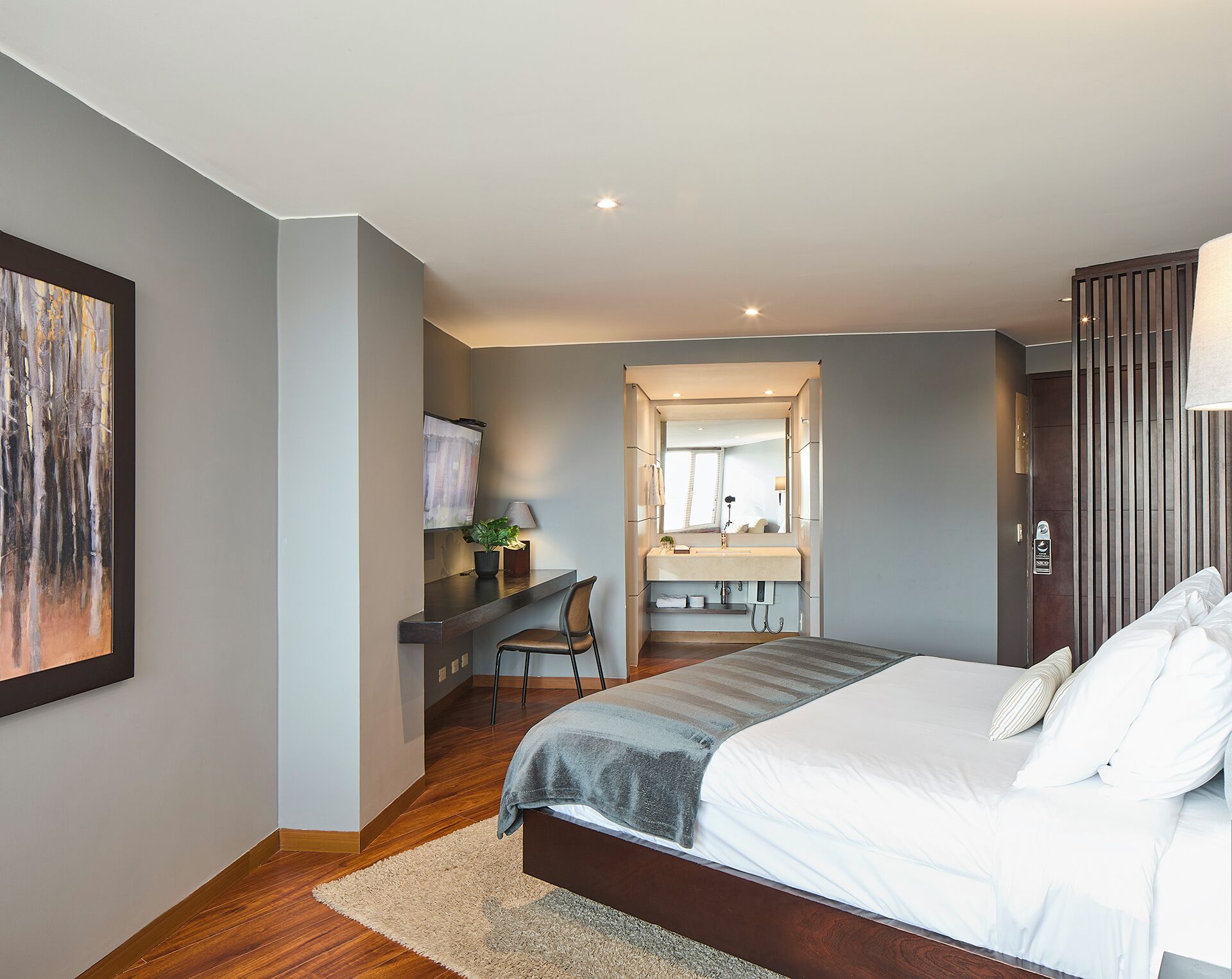 Ropa de cama de alta calidad y caja de seguridad en la habitación 