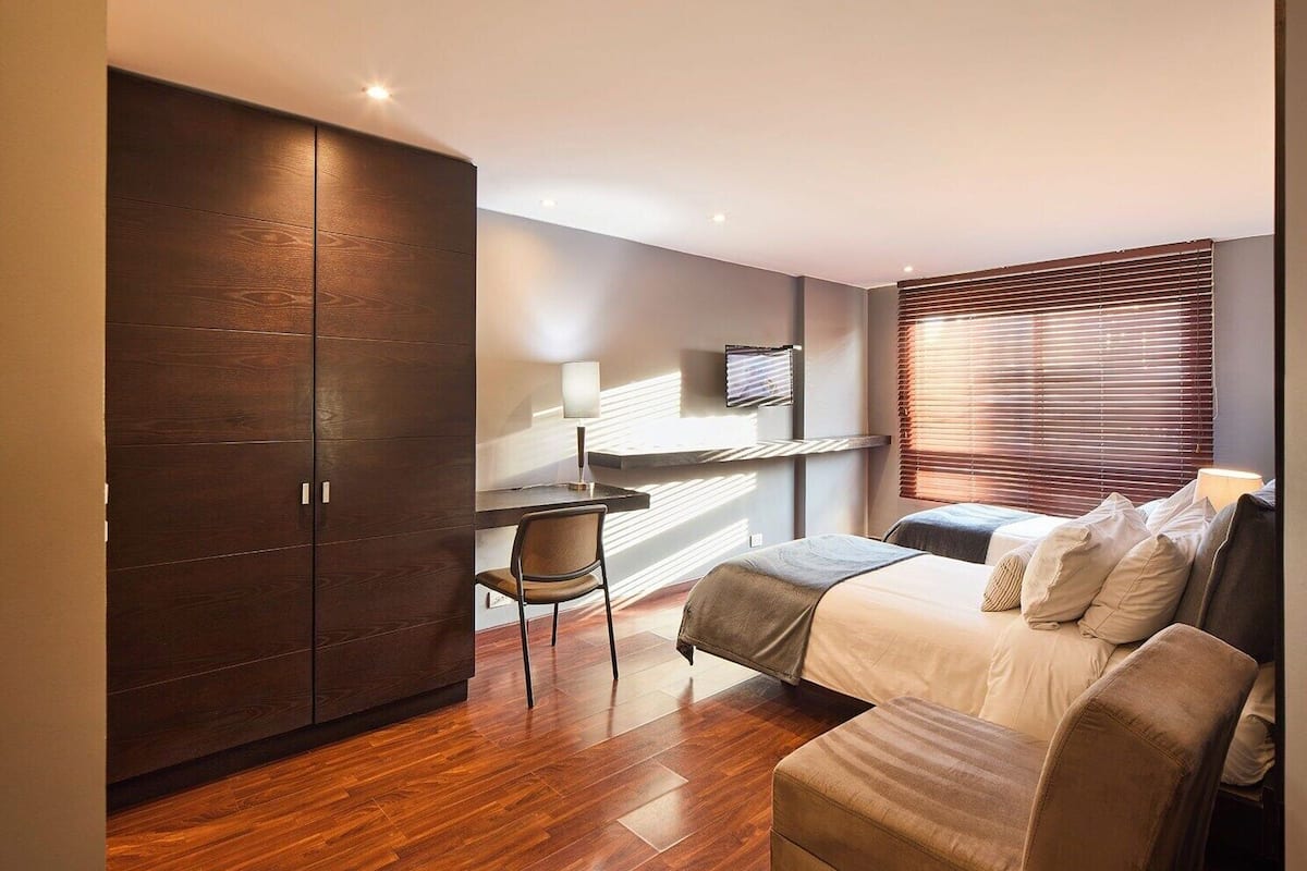 Roupas de cama premium, cofres nos quartos, escrivaninha