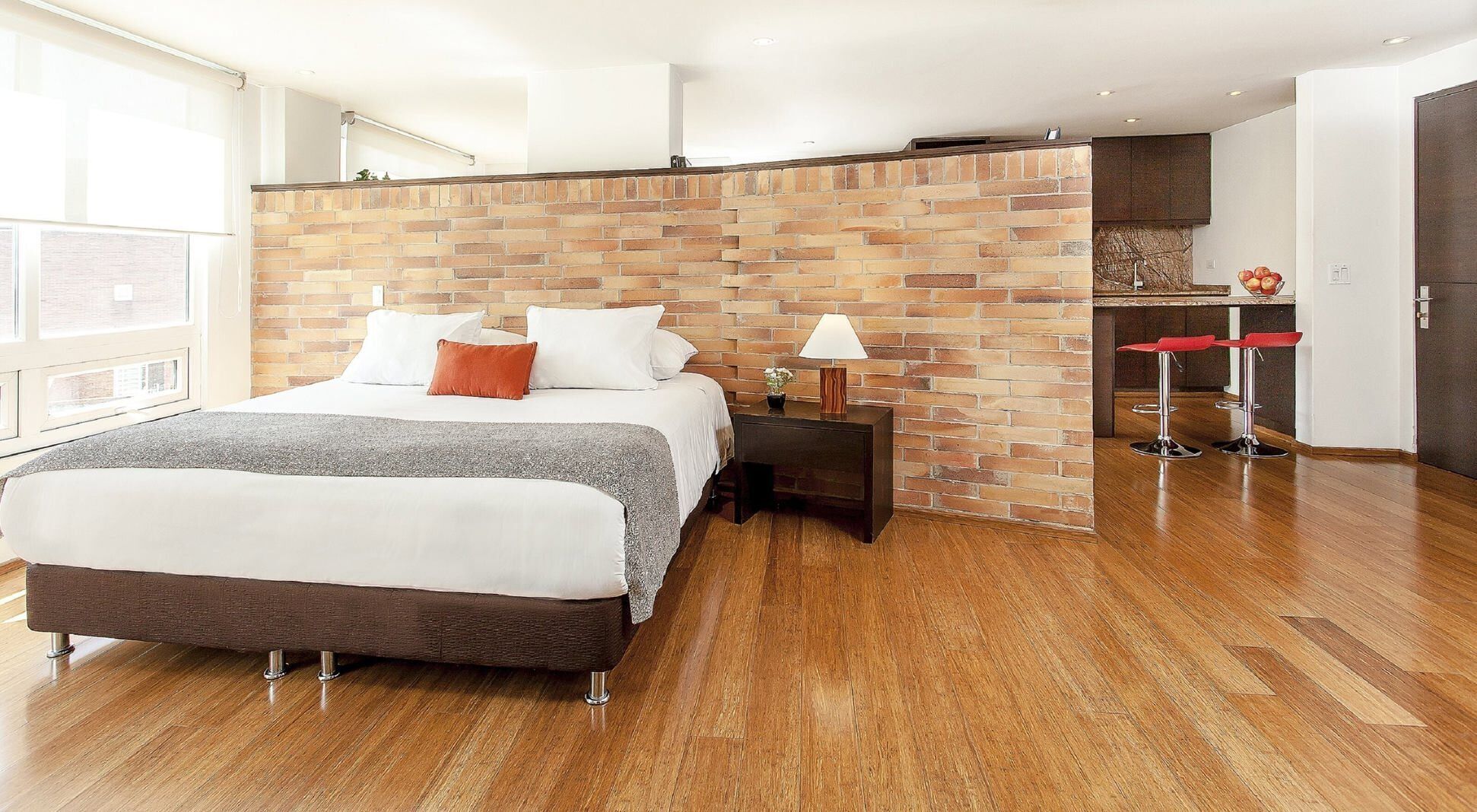 Ropa de cama de alta calidad y caja de seguridad en la habitación 